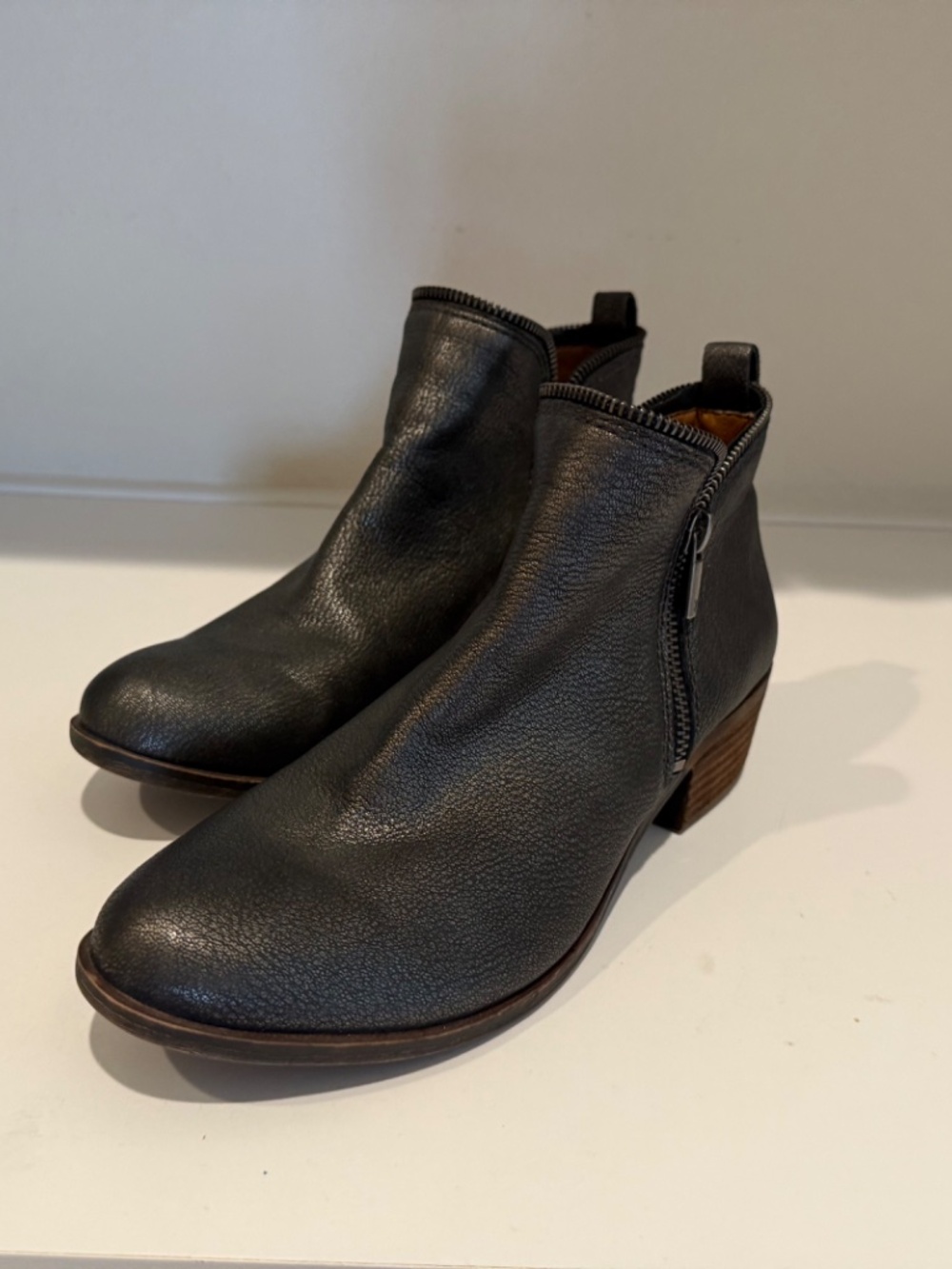 Lucky Brand Basel Booties Women's 8.5 Pewter Metallic Leather Ankle Side Zips - Picture 2 of 9